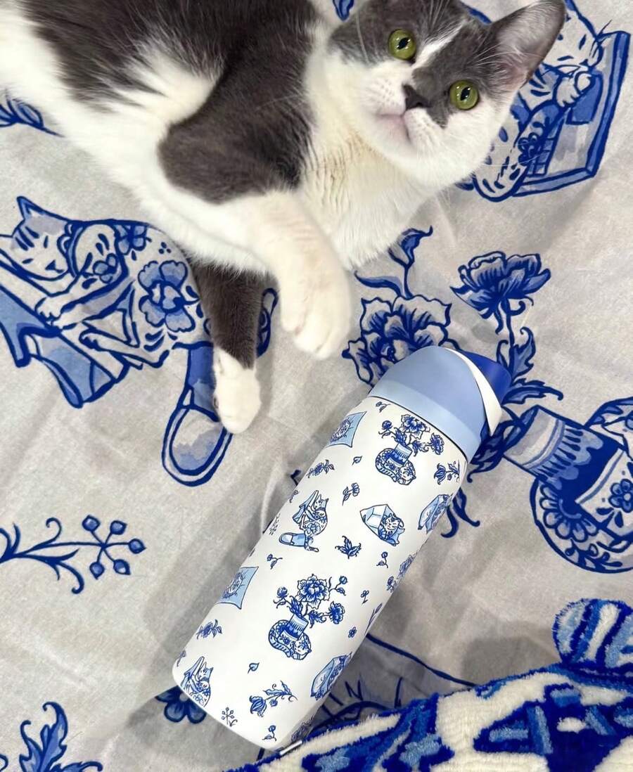 Owa Laa Delft Cat Print Large Capacity Stainless Steel Water Bottle, 32oz/945ml With Straw, Exquisite Look, Double Wall Insulated For Hot&Cold Drinks/Iced Water, For Leisure Work Sports Indoor Outdoor, Ideal For Students Office Workers, Perfect Gift Choice - 寶藍色 - 查看 1