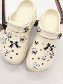 16 pezzi Vintage Decorazioni per scarpe, ciondoli a forma di cuore nero, stella, fiocco in ABS, fibbie argentate con strass, accessori multifunzionali per sandali, ciabatte, scarpe da giardino, borse da spiaggia, regali per Natale, Ognissanti, compleanni e feste - Multicolore - Visualizzare 8