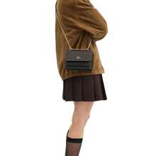 Túi đeo chéo một vai in họa tiết Coach Klare dành cho nữ CW206IMXAQ - Màu gỗ óc chó với tông đen CW206IMXAQ - Xem 3