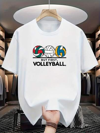2026.Tops. Voller Leidenschaft für Volleyball! Ein weißes Kurzarm-T-Shirt mit dem Text "ABER ZUERST, VOLLEYBALL" und Volleyball-Motiven, die einen Volleyball-Modestil schaffen. Herren Sommer Outfit