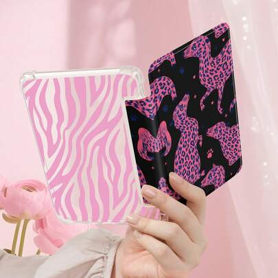 这款 Kindle 保护套采用醒目的动物图案和粉色条纹设计，支持磁吸式智能睡眠/唤醒功能，有效节省电量。轻巧防震，全包式设计，男女通用，适用于 Kindle Paperwhite 11/Kindle Paperwhite 第 12 代（2024 年款）及更多型号，是开学季或浪漫礼物的理想之选。