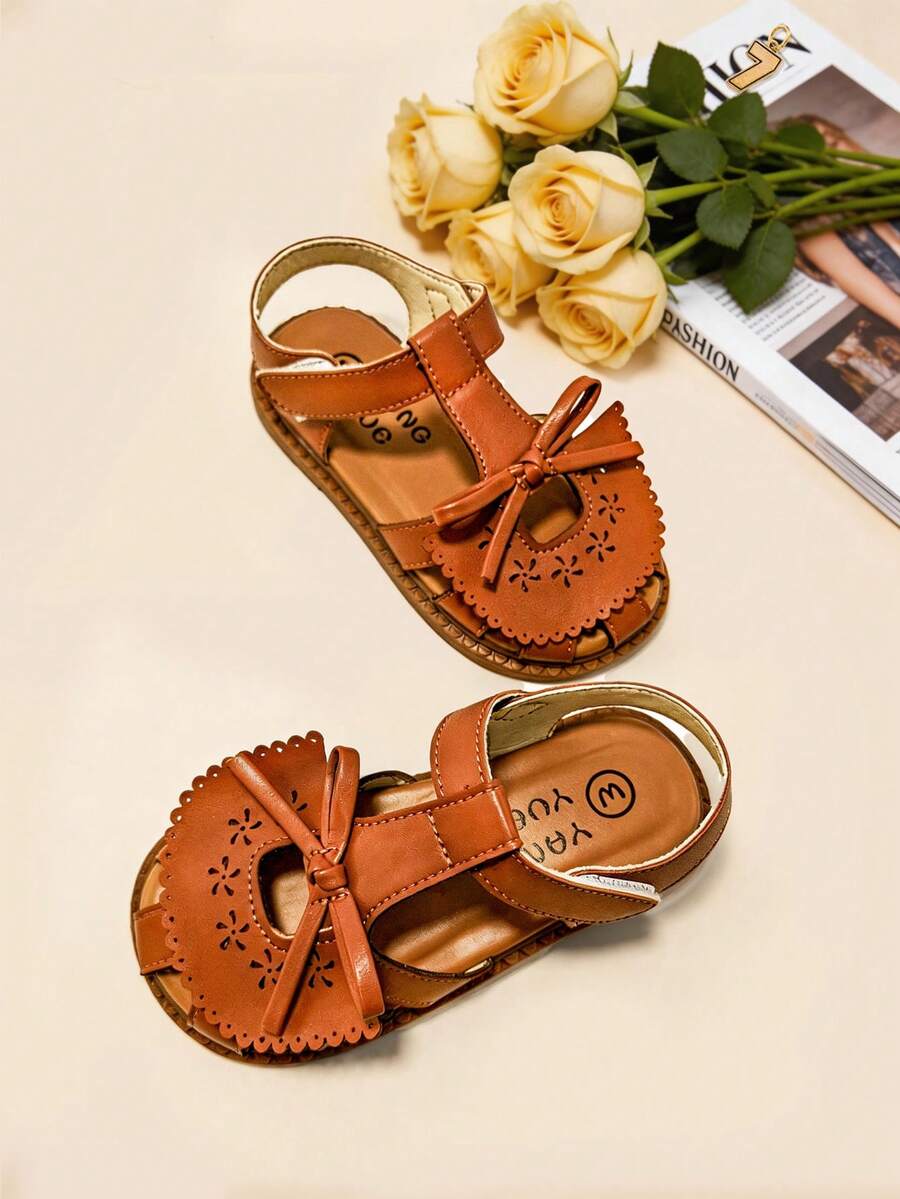 1 par de sandalias de moda para niños, sandalias planas marrones para niñas, talladas con diseño hueco, estilo retro, sandalias de punta cerrada para niños, suelas suaves antideslizantes, diseño adecuado para banquetes, reuniones, fiestas, bodas, vacaciones - Marrón - Ver 1