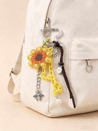 1件春夏新款波西米亚风手工无纺布向日葵、雏菊、蜜蜂、爱心吊坠包包挂件，带流苏，百搭装饰钥匙扣，适合女性日常佩戴，手工制作，形状可能略有不同。