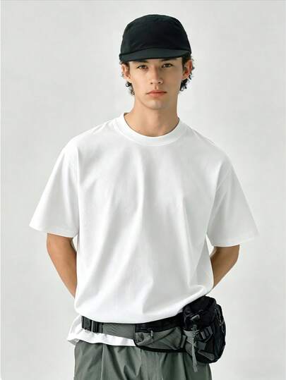 男士运动圆领短袖上衣，常规版型，纯色基础款T恤，面料柔软透气，适合户外运动、健身、跑步和日常休闲穿着。