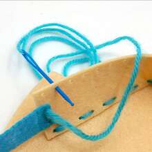 一套DIY缝纫工具套装，包含手提包制作材料、安全别针和毛毡布，无需用电，适合作为生日礼物，激发创造力并培养精细动作技能。 - 彩色 - 查看 6