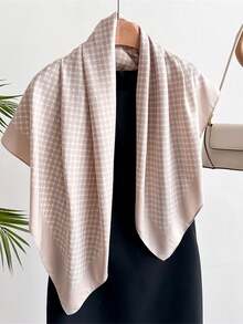 1条几何四叶草印花真丝围巾，尺寸90x90厘米，轻盈多用途，四季皆宜，适合日常出行、聚会和旅行。 - 卡其色 - 查看 3