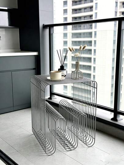 节省空间的现代简约边桌 - 坚固的金属开放式框架设计，无需组装，适用于客厅、卧室和家庭办公室 - 可存放书籍、杂志和装饰品 - 可稳固地落地或壁挂，复古风格家居装饰，卧室收纳方案，无需组装，实用储物架/边桌/床头柜