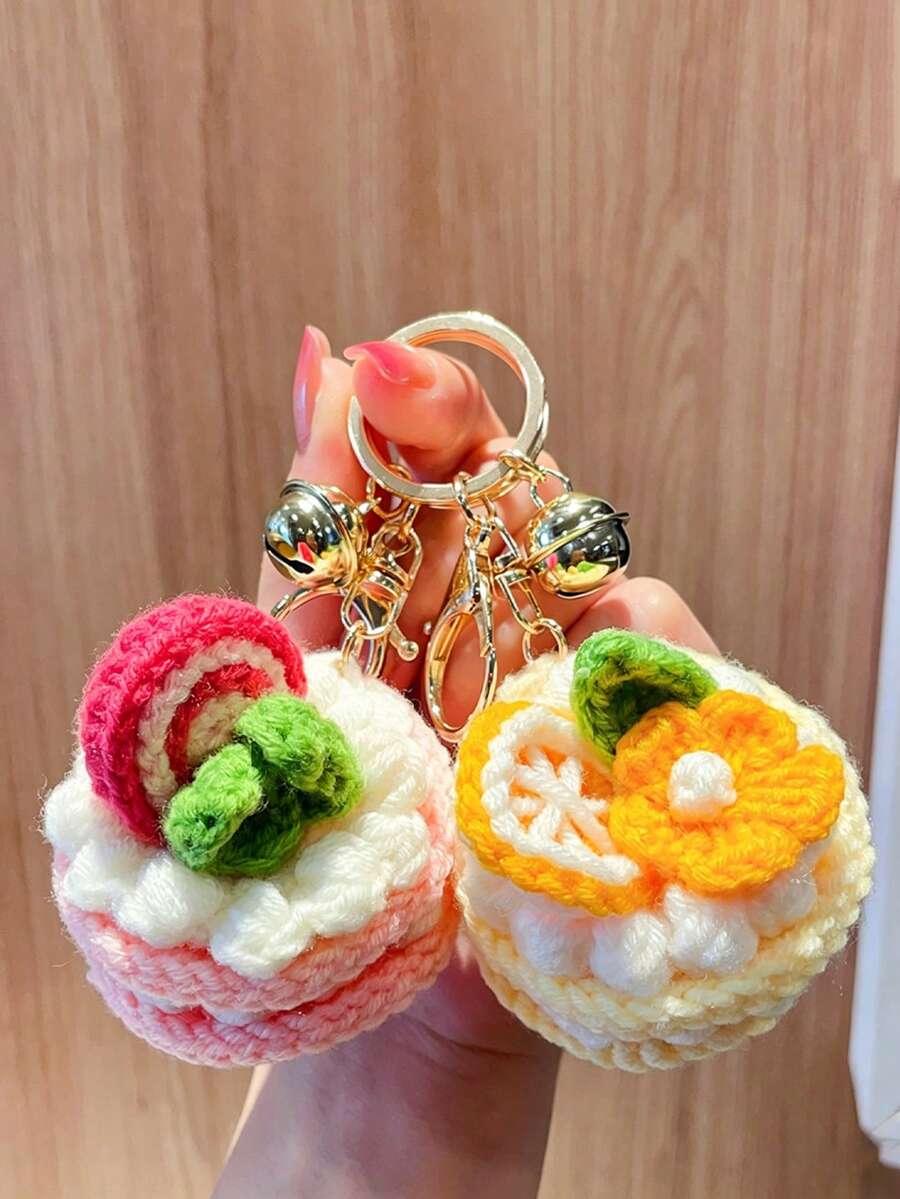 Chaveiro de bolo de flores feito à mão em crochê, um lindo pingente para bolsa feminina, um acessório único, delicado e feminino, perfeito para decorar mochilas. Ideal para usar no dia a dia ou em passeios, este chaveiro criativo e artesanal é um presente encantador que valoriza qualquer bolsa. - Multicolorido - Ver 1