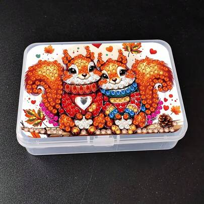 Bộ 1 hộp nhựa đựng tranh đính đá, hộp đựng trong suốt hình sóc với nhiều hình đính đá khác nhau, thích hợp để đựng đồ nhỏ và trang trí bàn làm việc, bộ tranh đính đá chất lượng cao, hộp đựng đồ dùng nhỏ, đồ dùng văn phòng, hộp đựng dụng cụ nghệ thuật.