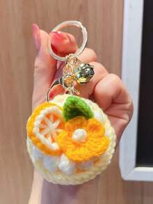 Chaveiro de bolo de flores feito à mão em crochê, um lindo pingente para bolsa feminina, um acessório único, delicado e feminino, perfeito para decorar mochilas. Ideal para usar no dia a dia ou em passeios, este chaveiro criativo e artesanal é um presente encantador que valoriza qualquer bolsa. - Multicolorido - Ver 4