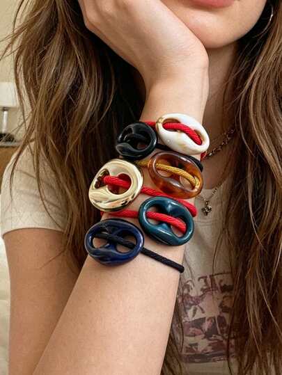 这款优雅时尚的简约红色编织手链，搭配铜树脂猪鼻子镂空几何设计，适合女性和情侣日常佩戴，也适合约会、聚会和其他休闲场合。这款创意时尚的女士手链，采用红色编织珠和猪鼻子几何设计，是送给朋友、姐妹、伴侣或母亲的理想礼物。