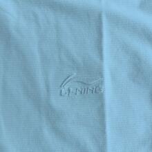 Camiseta de manga corta unisex de la serie al aire libre Li-Ning, ropa deportiva casual para ir al trabajo con logotipo bordado ATSV905 - Azul del lago - Ver 3