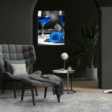 Cuadro Decorativo 2D Plano, 1 pieza, Rosas Azules y Vino en Still Life - Estilo Moderno Rústico Azul Marino, Pintura de Rosas y Copas de Vino, Impresión Enmarcada con Galería, Listo para Colgar, Decoración Interior/Exterior para Dormitorio, Sala de Estar, Oficina - Decoración Elegante para el Hogar, Tema Floral y de Vino Sofisticado, Lienzos Decorativos, Decoración Rústica para el Hogar, Decoración de Habitación, Decoración de Pared, Decoración de Playa, Decoración Cottagecore - Enmarcado - Ver 2