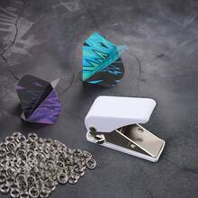HUANQU 专业不锈钢飞镖翼冲孔器，机身轻巧，仅重 66 克，经久耐用，包含 1 个飞镖翼冲孔器、50 个金属弹簧圈，可精准冲孔而不损伤飞镖翼，适用于 PET 飞镖翼，小巧便携，易于收纳，是飞镖维护和修理的实用配件，也是理想的礼品。 - 彩色 - 查看 7
