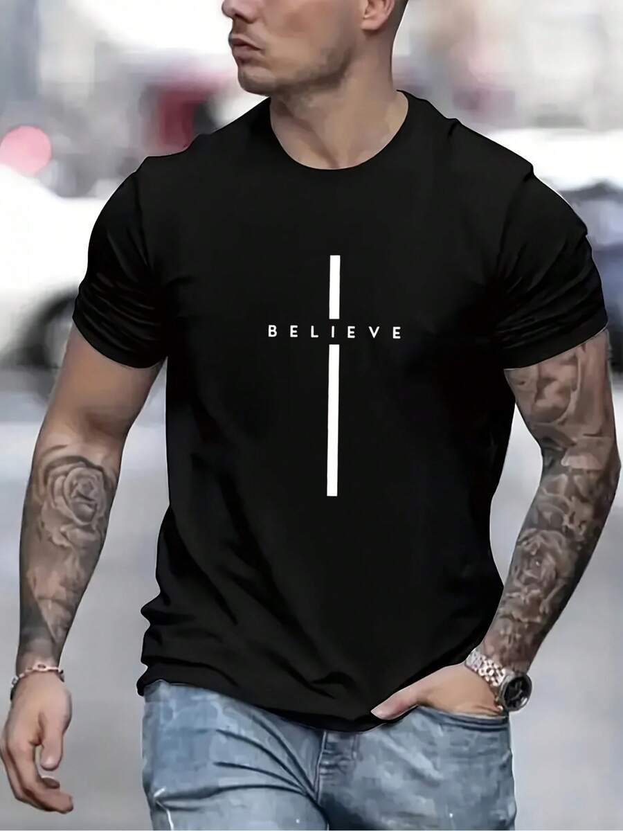 Camiseta de Hombre con Estampado BELIEVE - Negra con Estampado Blanco, Corte Regular, Casual de Verano, Manga Corta, Lavable a Máquina, Diseño Estilo Urbano, Tela Sencilla y Cómoda, Camiseta Ligera, Esencial para la Moda Urbana. - Negro - Ver 1