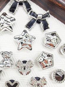 16 pezzi Vintage Decorazioni per scarpe, ciondoli a forma di cuore nero, stella, fiocco in ABS, fibbie argentate con strass, accessori multifunzionali per sandali, ciabatte, scarpe da giardino, borse da spiaggia, regali per Natale, Ognissanti, compleanni e feste - Multicolore - Visualizzare 6