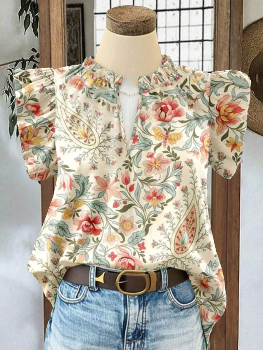 Blouse décontractée style bohème femme, col V, manches à volants, motifs camouflage et floral. Idéale pour le printemps/été, les vacances. Design inspiré du vintage, esthétique cottagecore, revival Y2K. Tissu léger et respirant. Top de plage, mode de rue, du bureau au week-end. - Nude - Voir 1