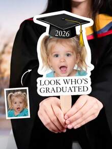 Accesorio de foto personalizado para graduación con cara de bebé divertida, letrero con palito, decoración para fiesta de graduación 2026, regalo para graduado, accesorio de foto "Mira quién se ha graduado" - Multicolor - Ver 4