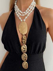 Dây chuyền choker ngọc trai nhiều lớp nổi bật, mặt dây chuyền dài bằng vàng dập nổi bản to, thích hợp cho nữ mặc váy dạ hội cổ chữ V sâu. - Vàng - Xem 1