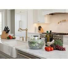 Good Grips Salad Spinner – 6.22 Quart Lettuce & Vegetable Washer With Strainer, Fruit & Salad Cleaner Bowl - 白色 - 查看 13