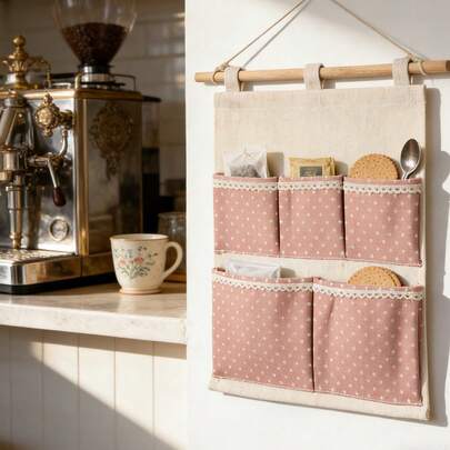 Túi vải treo tường 5 ngăn, kích thước 37*30 cm. Được làm từ chất liệu vải lanh với viền ren, chiếc túi treo tường phong cách Bohemian chấm bi hồng be này có thiết kế nhiều ngăn. Thích hợp cho phòng ngủ, nhà bếp và văn phòng, có thể đựng nhiều vật dụng nhỏ như chìa khóa, dụng cụ nhà bếp và văn phòng phẩm.