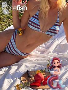 Onefish Bộ bikini tam giác kẻ sọc xanh dương và đỏ tía, buộc dây cổ, lưng điều chỉnh được, cúp ngực tam giác có đệm rời, chất liệu mềm mại co giãn, họa tiết nhiều sọc, kiểu phối màu tương phản xanh dương, đỏ tía và trắng, bộ đồ bơi 2 mảnh thời trang dành cho nữ. - Màu xanh lam - Xem 1