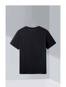 Camiseta gráfica de hombre con la gran ola de Kanagawa y flores de cerezo en estilo retro - Hecha 100% de, esta camisa de arte japonés presenta un llamativo color negro con brillantes patrones de olas rojas y blancas, ideal para aquellos que aprecian la naturaleza y la cultura - Negro - Ver 2