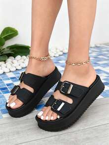 FZY Women's Double-Buckle Flat Sandals, Adjustable Strap Open-Toe Sandals, Non-Slip, Comfortable, Warm-Season Footwear, Lightweight And Waterproof Women's Shoes. A Versatile Shoe Suitable For Everyday Wear, Beach Vacations, Poolside, Back-To-School Season, Spring Break, Independence Day, And Outdoor Activities. Features A Soft, Cushioned Insole, Shock Absorption Technology, A Smooth Synthetic Upper, And A Durable, Non-Slip Outsole. It Comes With Adjustable Metal Buckles For A Personalized Fit. The Thick Platform Sole Adds A Slight Height Without Sacrificing Comfort. The Cushioned Padding Reduces Foot Fatigue Throughout The Day, And The Non-Slip Outsole Provides Reliable Grip On Both Wet And Dry Surfaces. The Lightweight, Waterproof Construction Is Ideal For The Beach And Pool, And It's Easy To Clean And Dries Quickly. - 黑色 - 查看 1