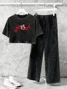 Bộ đồ nữ mùa hè 2026 mới, áo crop top và quần dài kiểu Y2K, họa tiết hoa anh đào, nơ và chữ cái, phong cách đường phố retro dáng rộng, cá tính, chất liệu mềm mại thoải mái sau khi giặt enzyme, trang phục thường ngày cao cấp màu đen thanh lịch. - màu đen - Xem 1