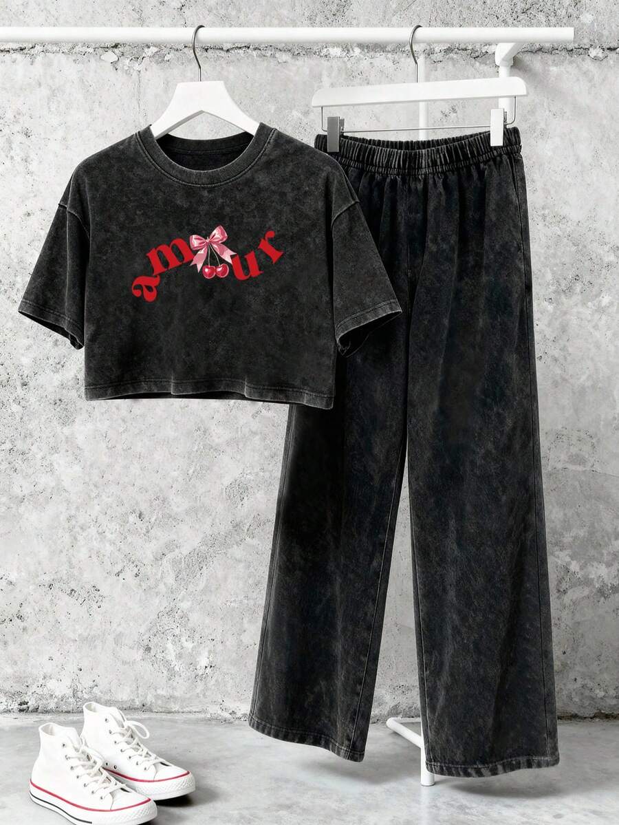 Bộ đồ nữ mùa hè 2026 mới, áo crop top và quần dài kiểu Y2K, họa tiết hoa anh đào, nơ và chữ cái, phong cách đường phố retro dáng rộng, cá tính, chất liệu mềm mại thoải mái sau khi giặt enzyme, trang phục thường ngày cao cấp màu đen thanh lịch. - màu đen - Xem 1