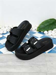 FZY Women's Double-Buckle Flat Sandals, Adjustable Strap Open-Toe Sandals, Non-Slip, Comfortable, Warm-Season Footwear, Lightweight And Waterproof Women's Shoes. A Versatile Shoe Suitable For Everyday Wear, Beach Vacations, Poolside, Back-To-School Season, Spring Break, Independence Day, And Outdoor Activities. Features A Soft, Cushioned Insole, Shock Absorption Technology, A Smooth Synthetic Upper, And A Durable, Non-Slip Outsole. It Comes With Adjustable Metal Buckles For A Personalized Fit. The Thick Platform Sole Adds A Slight Height Without Sacrificing Comfort. The Cushioned Padding Reduces Foot Fatigue Throughout The Day, And The Non-Slip Outsole Provides Reliable Grip On Both Wet And Dry Surfaces. The Lightweight, Waterproof Construction Is Ideal For The Beach And Pool, And It's Easy To Clean And Dries Quickly. - 黑色 - 查看 8