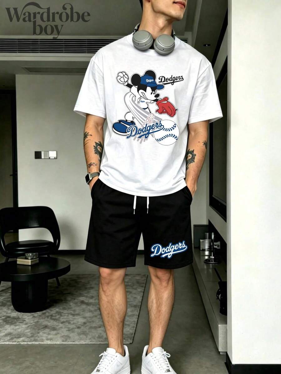 Disney Licensed Short-Sleeve Printed T-Shirt And Shorts Set, Men's Two-Piece Set, Mickey Mouse Baseball Costume Theme Printed T-Shirt And Shorts Set, Suitable For Family Outings And Vacations. Suitable For Both Men And Women. Comfortable And Breathable. - 黑色+白色 - 查看 1