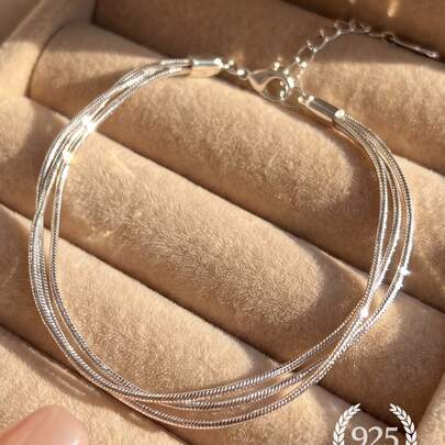 1条925纯银三层蛇骨手链，优雅奢华，简约时尚，是女士约会、毕业礼物或日常佩戴的理想之选。