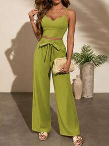 Bộ đồ hai mảnh phong cách Bohemian dành cho nữ, gồm áo hai dây ngắn phối cùng quần ống rộng trang trí nơ. Thiết kế với cạp chun ở phía sau, hoàn hảo cho kỳ nghỉ, bãi biển và trang phục thường ngày. - Màu xanh Ô liu - Xem 4