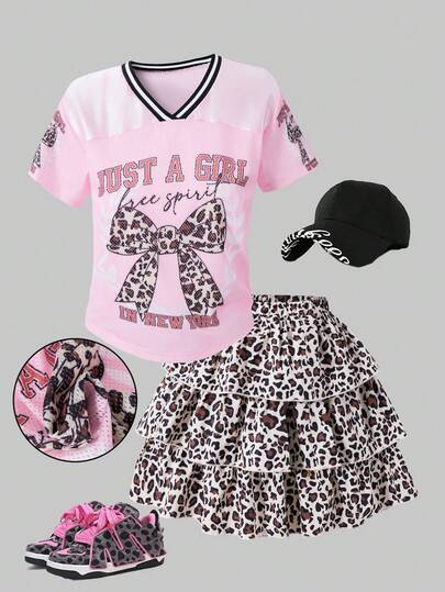 Bộ đồ thể thao thường ngày thoáng khí cho bé gái, áo thun cổ chữ V màu hồng satin gân nổi + chân váy chữ A họa tiết da báo, nơ da báo + thiết kế in chữ tiếng Anh, dễ thương và ngọt ngào, phong cách thể thao đường phố thời trang, phù hợp cho trường học, kỳ nghỉ, hoạt động ngoài trời và mặc hàng ngày.