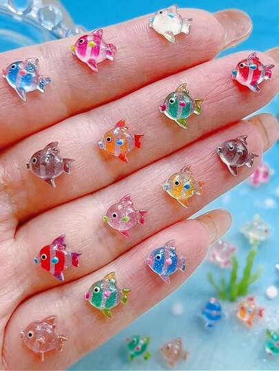 45 سمكة صغيرة مسطحة القاع مصنوعة من الراتنج متعددة الألوان، مناسبة لفن الأظافر. تأتي بمجموعة متنوعة من الألوان وهي خيار مثالي لإنشاء فن الأظافر الخاص بك، إكسسوارات الشعر، الأقراط، ديكورات الملابس، ديكورات الأحذية، تصميمات أغطية الهاتف، والمجوهرات الأخرى.