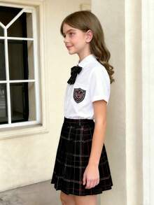 【Back To School】2件組 JK 甜酷學院風女童套裝，夏季格紋蝴蝶結徽章前扣白色襯衫搭配黑紅格紋百褶裙，校園派對休閒穿搭 - 白色 - 查看 5