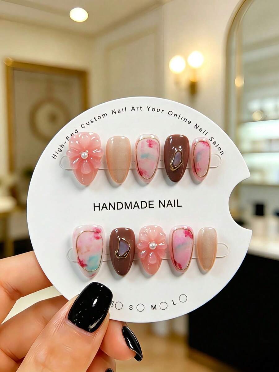 10 piezas de uñas postizas con forma de almendra hechas a mano. Presentan un color base rosa nude semi-transparente con un diseño degradado de acuarela, decoradas con patrones tallados en 3D y acentos de perlas. Estas hermosas uñas son adecuadas para mujeres y niñas, perfectas para fiestas, bodas y uso diario, y vienen con un kit de herramientas. - Rosa - Ver 1