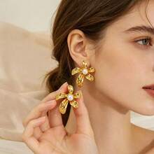 1 par de pendientes de flor y perla de acero inoxidable dorado de moda europea y americana, accesorios de joyería de lujo - Dorado - Ver 3
