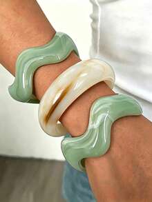 Set de 3 piezas de brazaletes acrílicos ondulados minimalistas de estilo retro, diseño de brazalete abierto en color verde, adecuado para uso diario de mujeres, apilable, opción de regalo perfecta - Multicolor - Ver 5