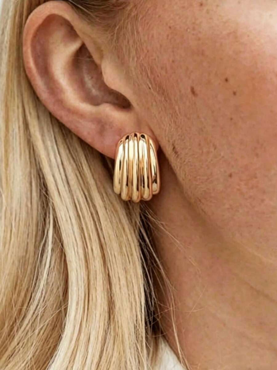 一对简约而别致的粗犷质感金色耳钉，适合女性日常佩戴。 - 金色 - 查看 1