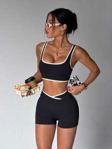 Bộ đồ thể thao nữ 2 món gồm áo crop top cổ tròn viền màu tương phản và quần short cạp cao ôm sát, thích hợp cho yoga, chạy bộ và tập thể dục. - màu đen - Xem 1