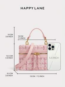 HAPPY LANE Pink Tweed Square Zipper Bag,. Made Of Pink Tweed With A Gold Zipper And Detachable Shoulder Strap. This Bag Can Be Carried By Hand Or Worn As A Crossbody Bag. Perfect For Everyday Commuting, Dates, And Parties. A Stylish And Versatile Pink Tweed Shoulder Bag, Chunky Chain Strap Purse, Vintage Style Crossbody Bag, Causal Everyday Outfit. - 小香粉 - 查看 2