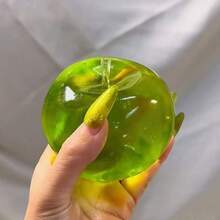柔软的粉彩色水晶苹果，超薄表皮，触感光滑有弹性。它既是可挤压的玩具球，也是一款触感极佳的减压玩具。非常适合摆放在办公桌上，也是馈赠办公室同事的减压好礼。粉色水晶苹果挤压玩具，柔软，复活节，毛绒玩具，Nee Doh，玩具，复活节篮子填充物，减压玩具，男孩玩具，青少年派对礼物，挤压玩具，椰子油挤压玩具，奶酪挤压玩具 - 彩色 - 查看 3