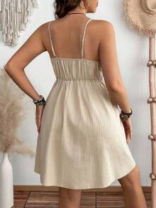 Vestido corto de algodón texturizado para mujer talla grande, tirantes finos y escote corazón.Diseño con botones frontales, bolsillos dobles y cintura definida con silueta A-line.Cómodo y fresco, ideal para uso diario, salidas casuales y vacaciones de verano. - Caqui - Ver 2