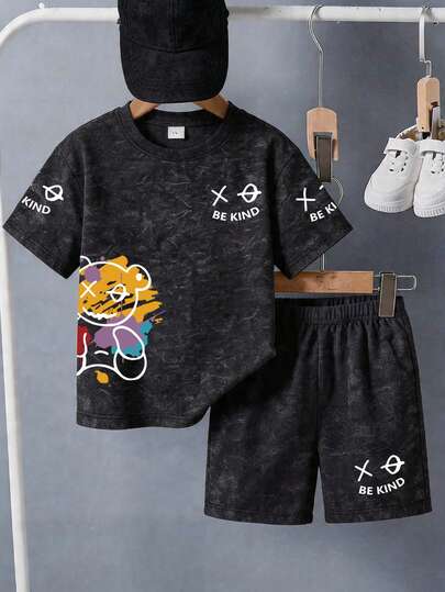 一套做旧卡通熊印花短袖T恤和短裤套装，适合青少年男孩，是夏季上学和户外活动的完美礼物，春夏款。