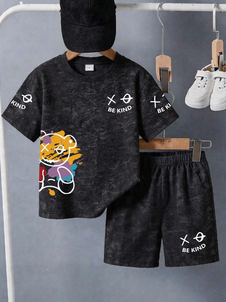 Bộ quần áo gồm áo thun ngắn tay và quần short in hình gấu hoạt hình phong cách bụi bặm, phù hợp cho các bé trai tuổi teen, món quà mùa hè hoàn hảo cho trường học và các hoạt động ngoài trời, thích hợp cho mùa xuân/hè. - Nhiều màu - Xem 1