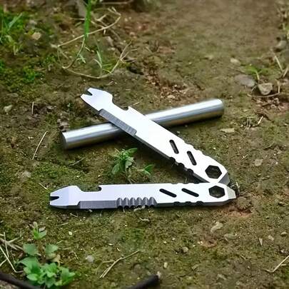 三合一多功能扳手工具，包含螺丝刀、开瓶器和六角扳手，采用高硬度金属制成，便携式EDC工具，适用于家庭维修和户外露营。