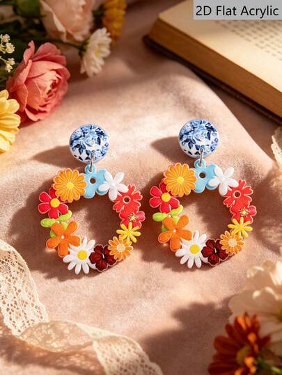 女士花环耳环一对。色彩缤纷的花卉设计为女性的日常装扮增添时尚魅力。适合海滩度假、派对、音乐节等场合。这款时尚吊坠耳环一年四季皆可佩戴。是生日、圣诞节和情人节送给女性的理想礼物。