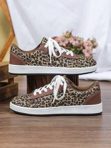 Estampado de leopardo, base marrón, blanca y negra